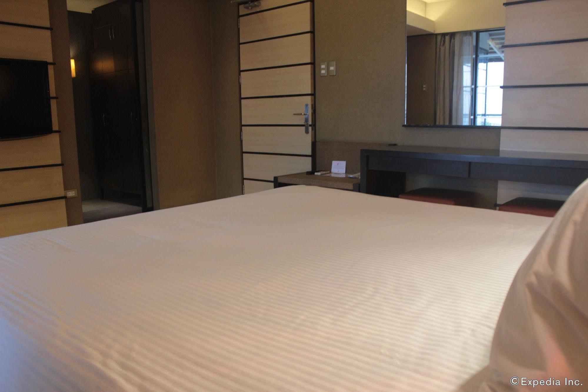 Soleste Suites Quezon City Exterior photo